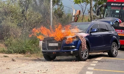 Clip TNGT: Audi Q7 đột nhiên bốc cháy khi đang leo đèo